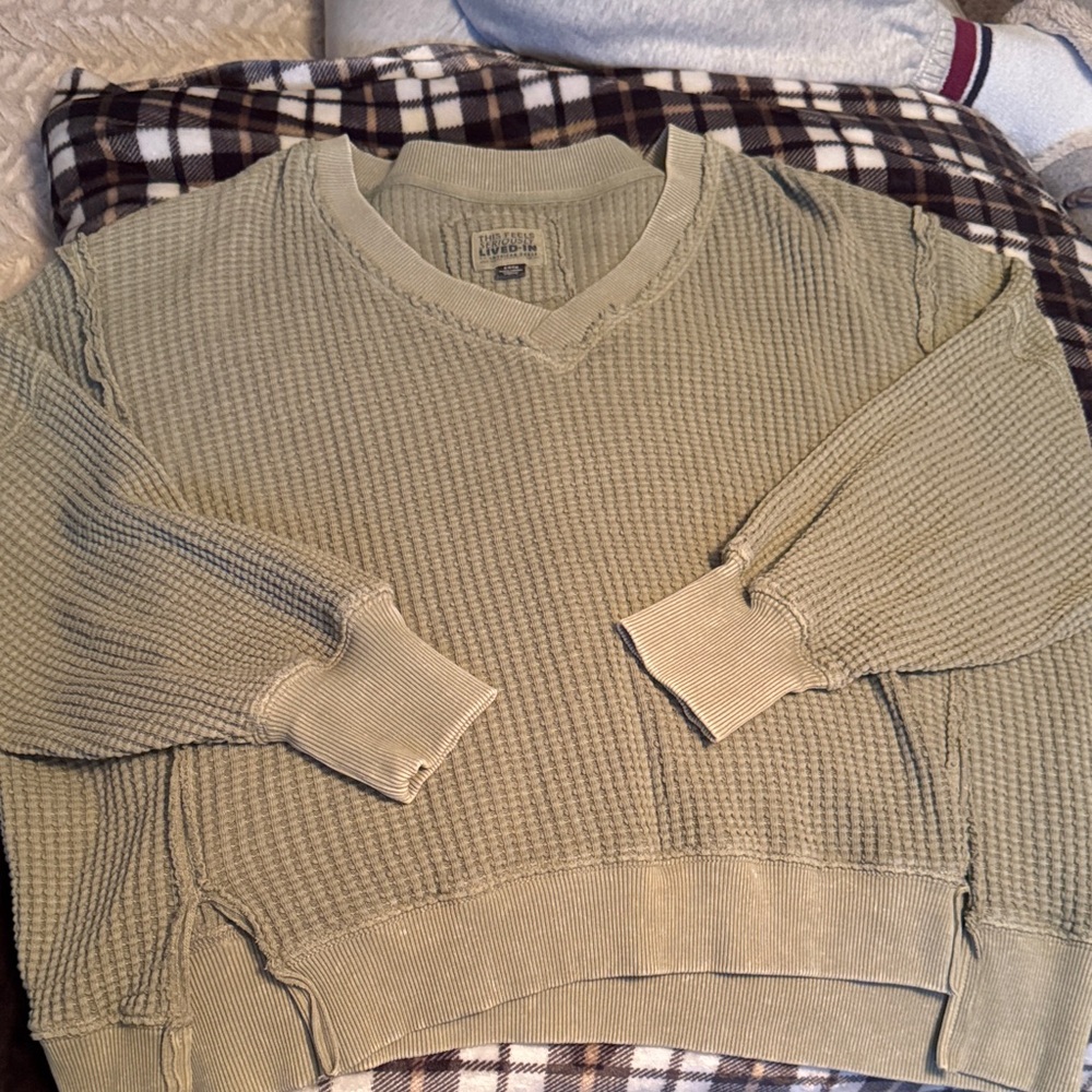 AMERICAN EAGLE Green V-Neck Sweater